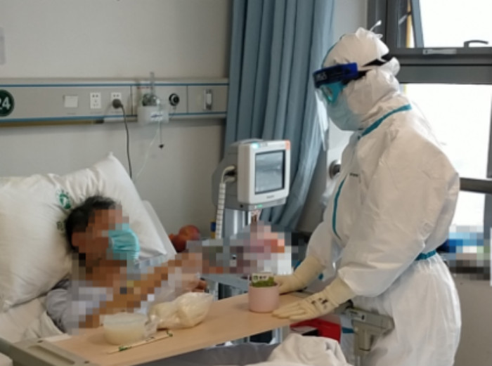 武汉直击丨“看不清你的脸，但我记得你精心照顾我的样子”