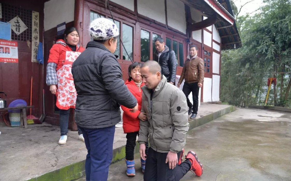 最美孝心少年王安娜：爸爸坐牢，妈妈离家出走，6岁撑起三代之家