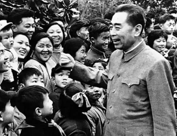 周总理在外交生涯中多次以茶会友，私底下，他最喜欢喝什么茶？