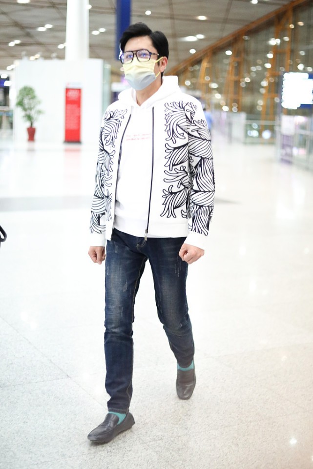 蔡国庆节夹克搭配图片,蔡国庆节春秋土黄色裤子穿搭