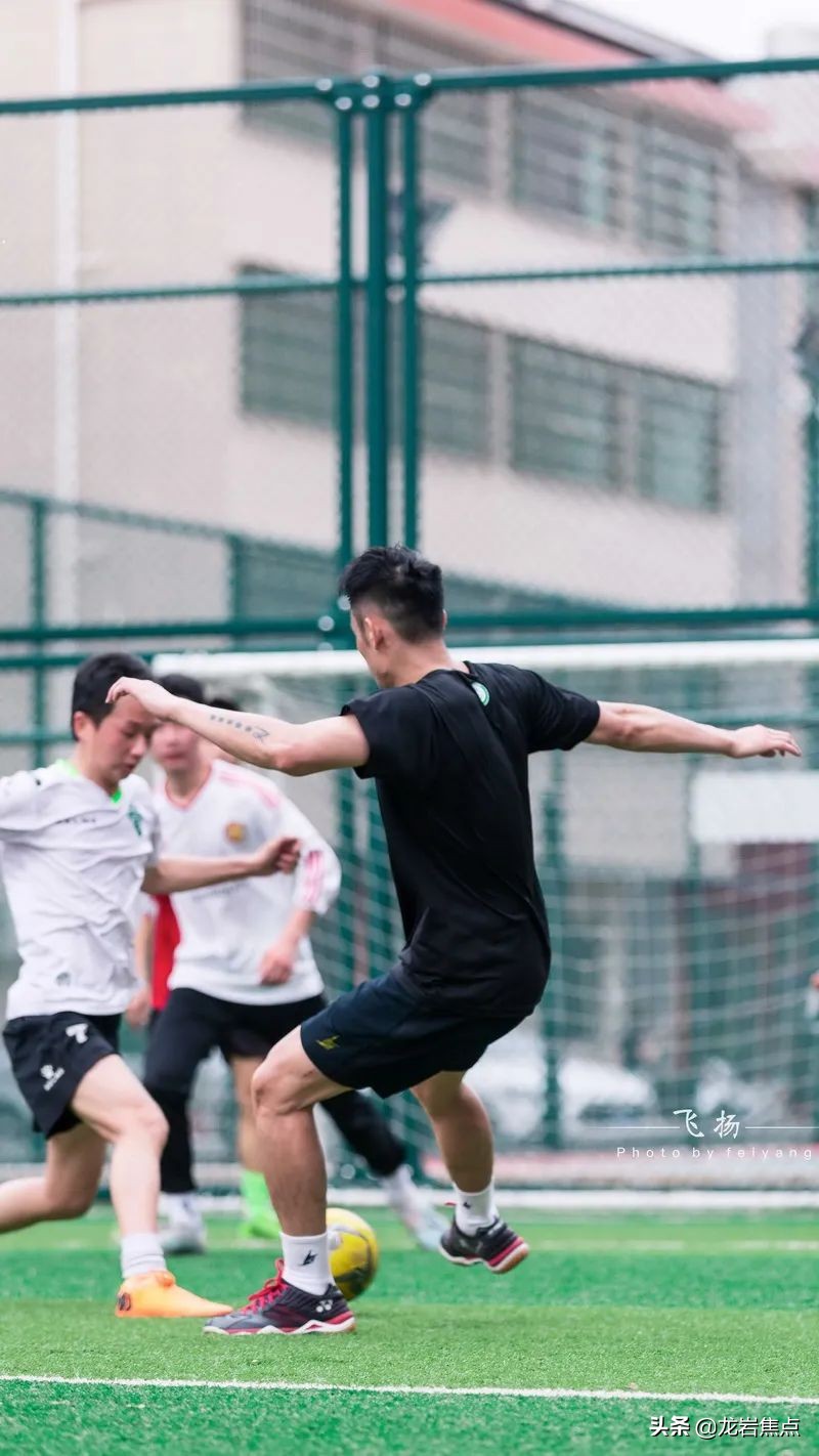 林丹脚踢球,林丹回到球场赢了