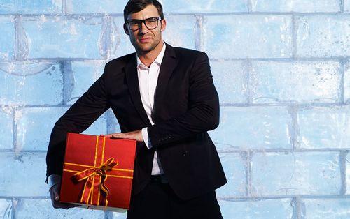 男生买礼物明明很便宜却说很贵,为男生花钱买礼物值得吗