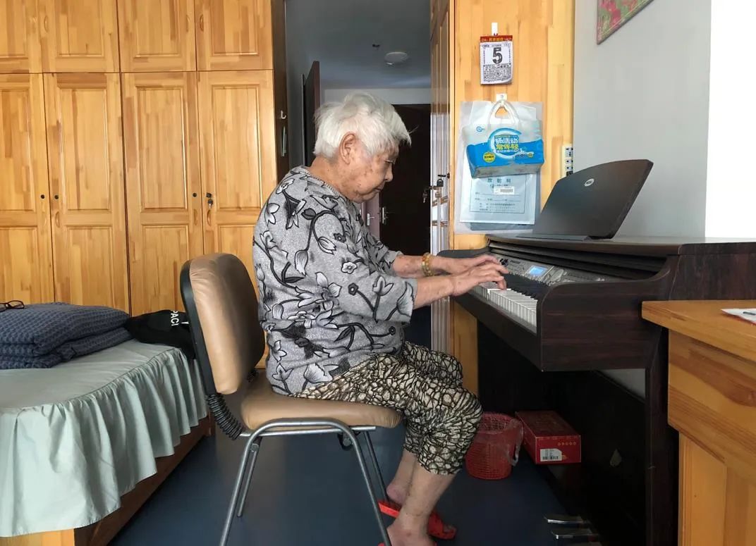 为了照顾他，只能绑住他｜养老院最残酷也最真实的一面