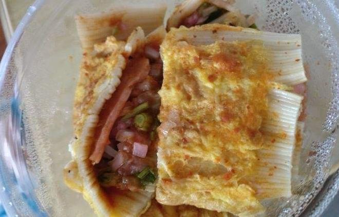 90后闺蜜在学校门口卖早餐，鸡架夹饼是特点，小学生看见走不动路