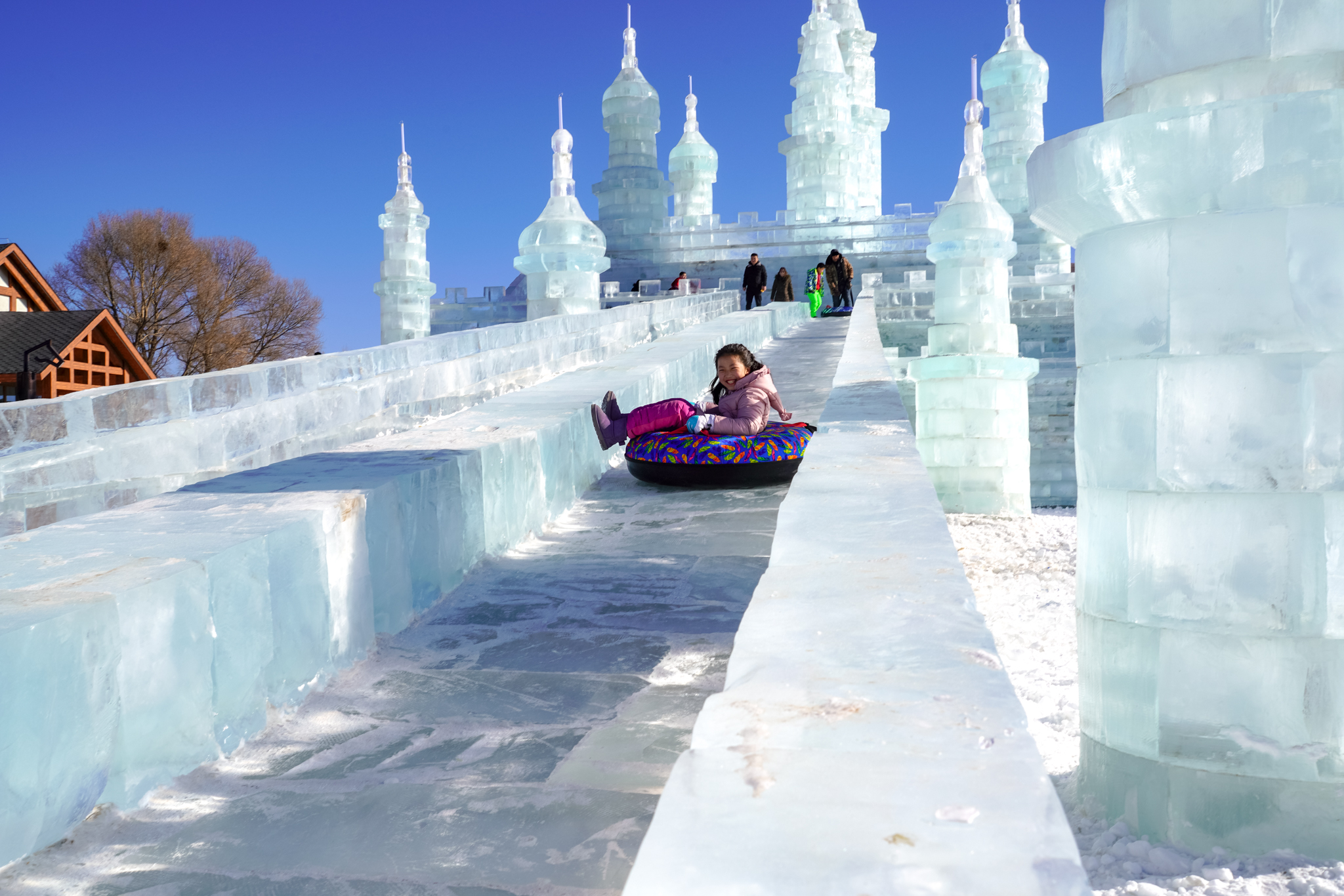美也声声马鸣，冰雪晶莹！壮哉辽阔草原，新岁康安