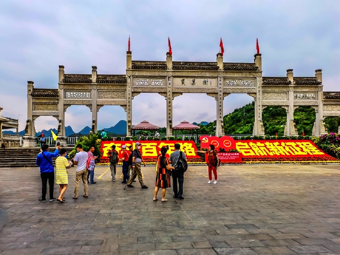 黄果树大瀑布，简直是疑是银河落九天的奇景，壮观而震撼