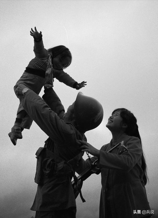 32师撤下老山备战，亲属纷纷探望，师规定：大年初六，全部离队