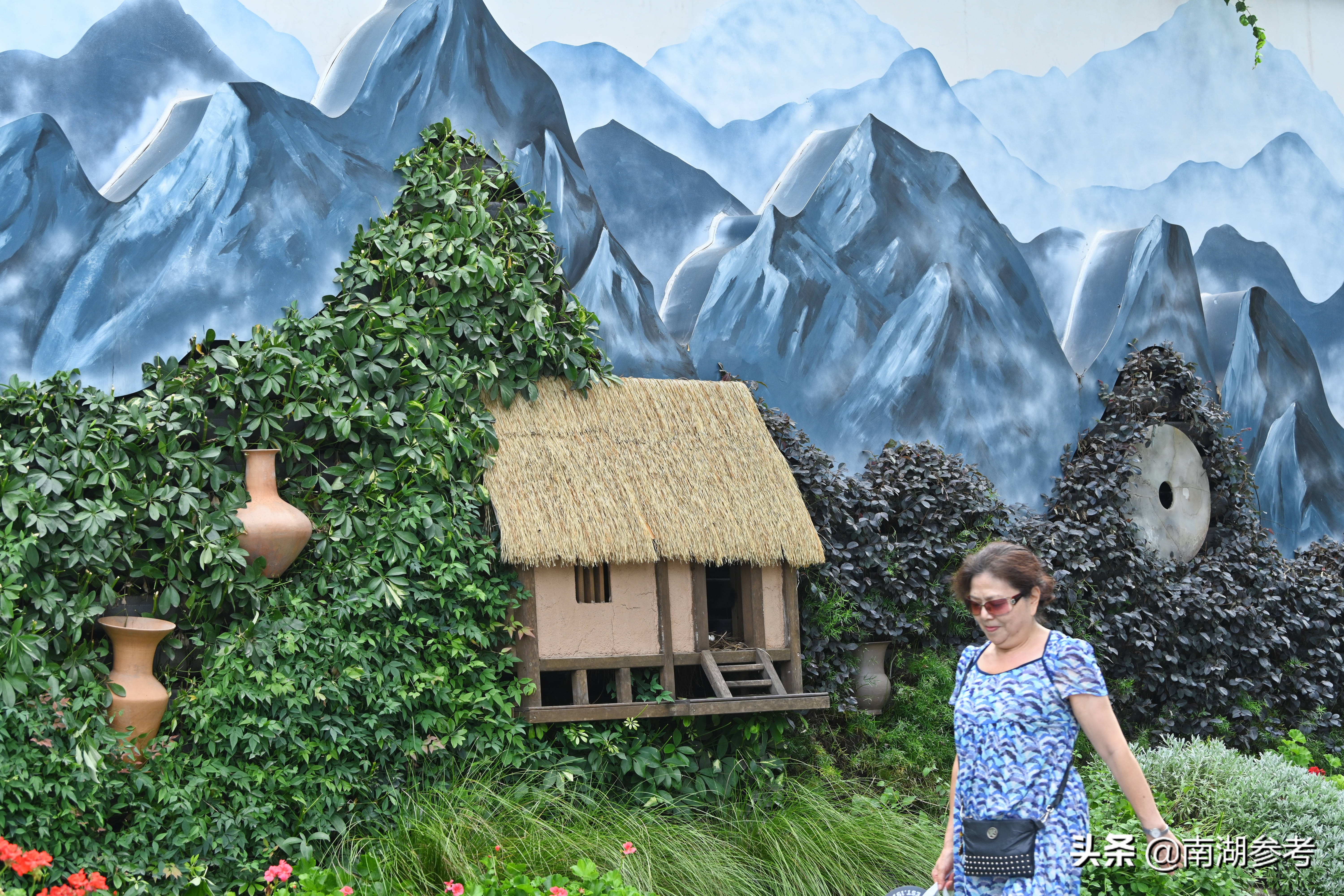 成都街头现3D木屋陶器玉璧墙绘风景“破”墙而出如画卷