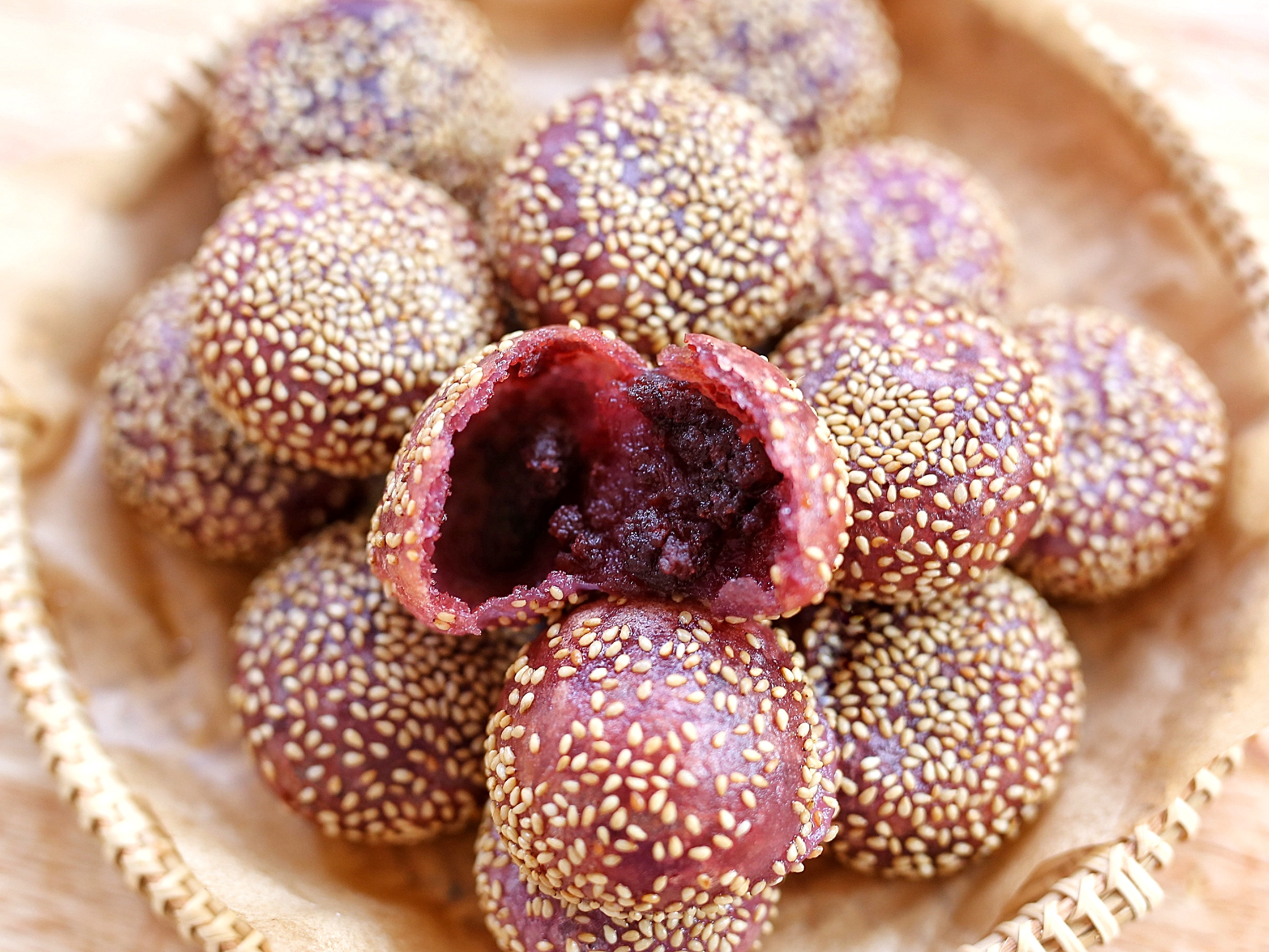 空心大麻球的炸制过程关键是什么,麻球怎么炸才又大又松又不瘪