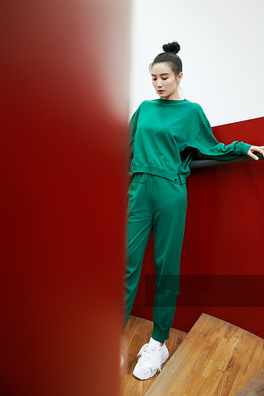 宋佳低丸子头发型,宋佳私服穿搭气质全开