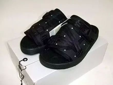 拖鞋才是夏日街头最靓的仔,时代少年团穿拖鞋要不要穿袜子