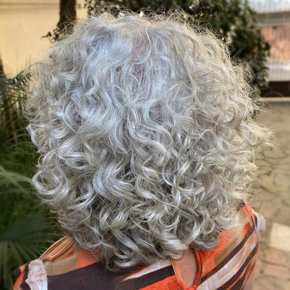 60多岁老年人经常染头发好吗,老年人多长时间染烫头发为宜