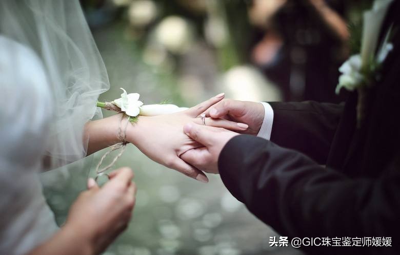 女士钻石婚戒戴哪个手,婚戒除了钻石还能戴什么宝石