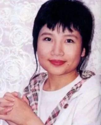 李娜从一代歌后去哪了,李娜看破红尘削发为尼