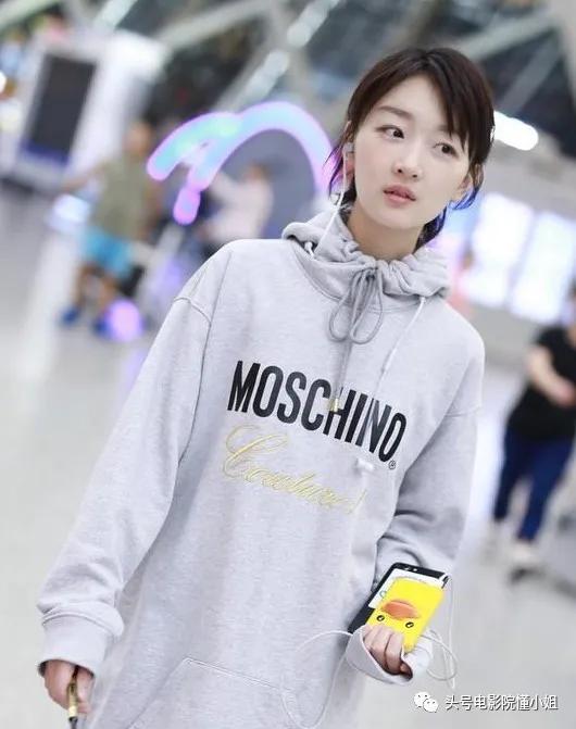 明星手机壳泄密：那英骂人名言火了，杨幂买9.9元便宜货，悲剧了