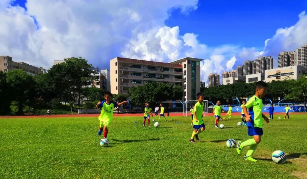 一堂有活力的足球训练课,感受一下足球带给我们的魅力