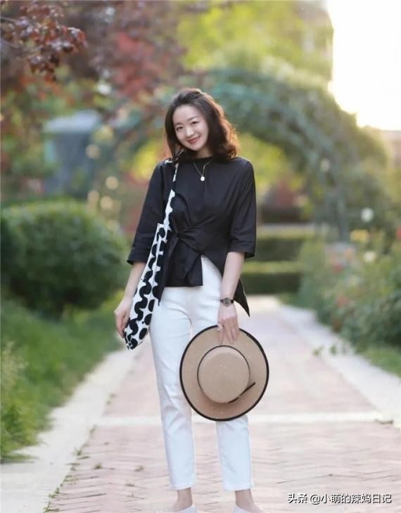 35岁女人穿搭今年流行的修身裤子,外翻直筒阔腿裤穿搭50岁女人