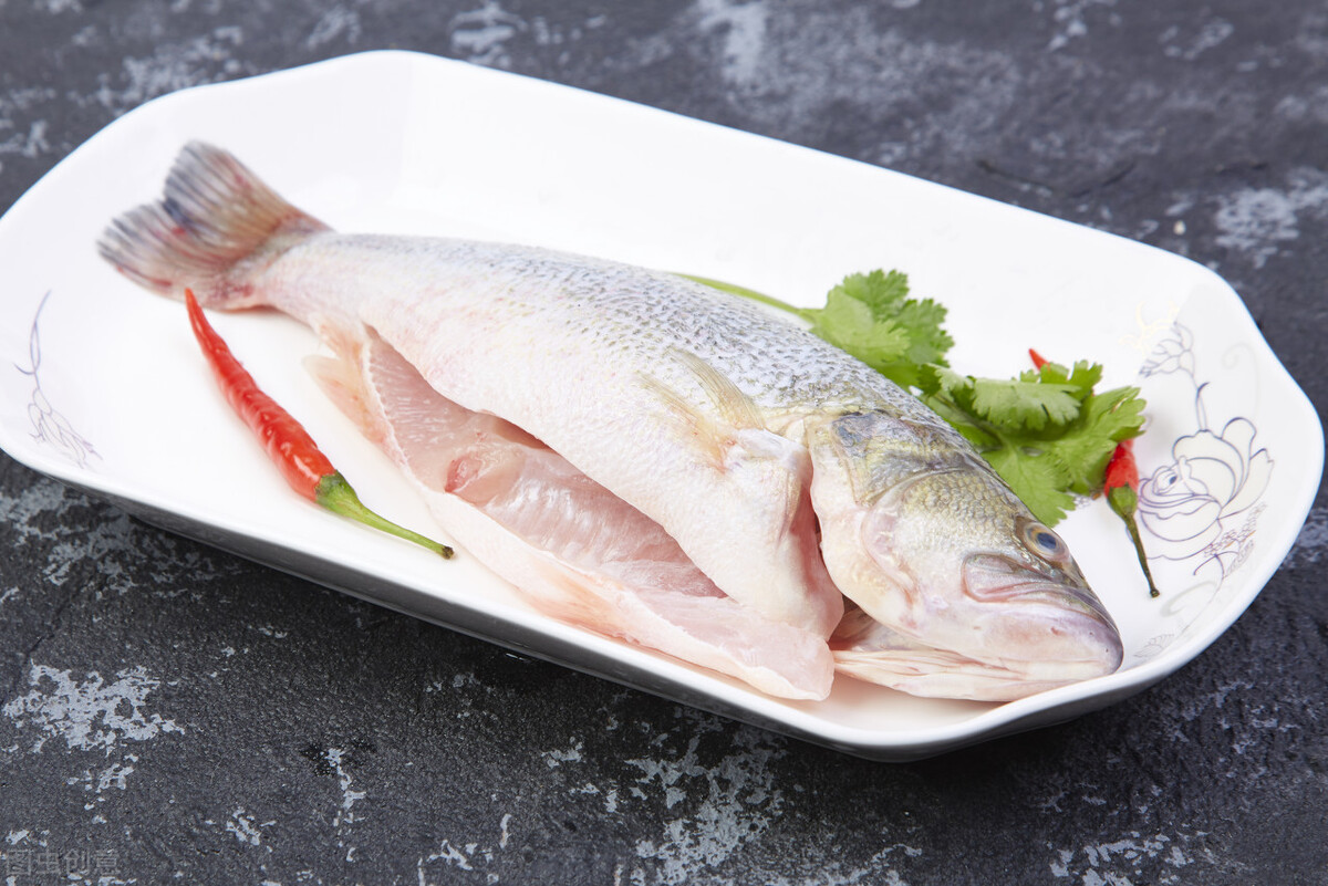 清蒸鱼要放什么调料才好吃,清蒸鱼适合放哪些调料