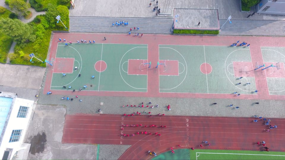 唐坊坡上有名校鄢中足球走宜昌