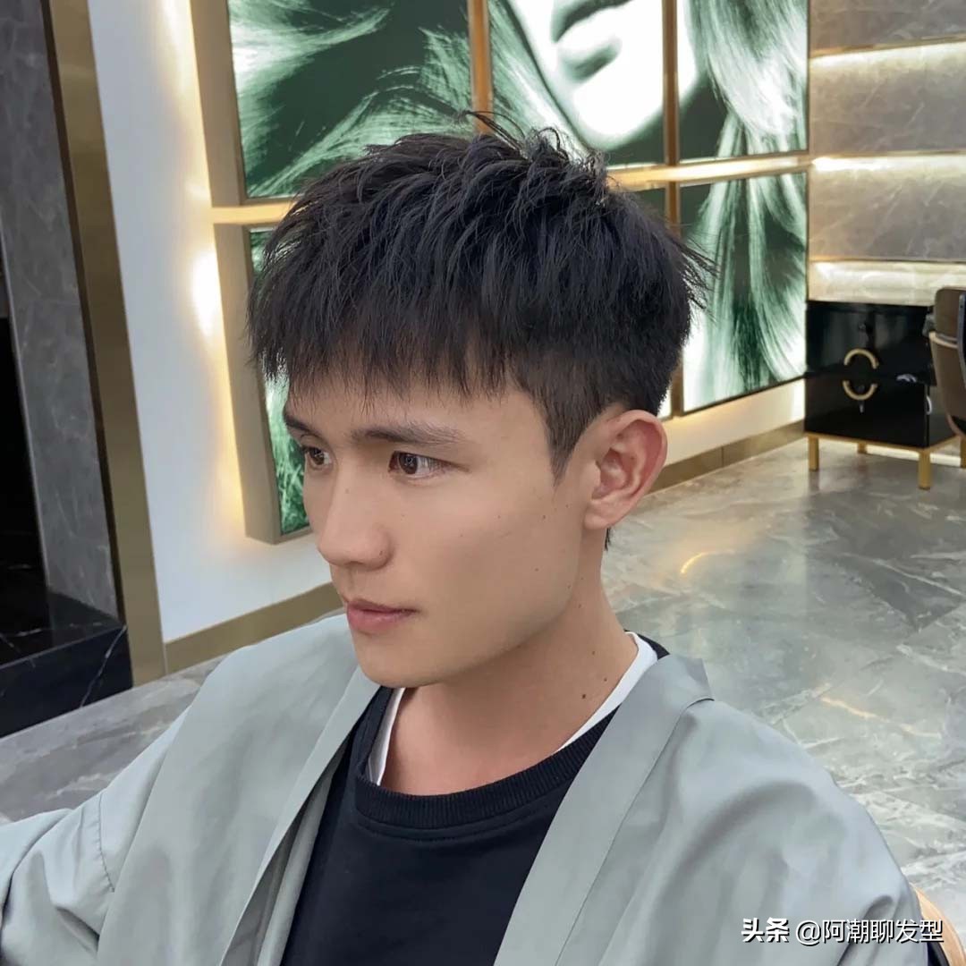 两边铲短发型烫发男,两边铲短中间留很长发型