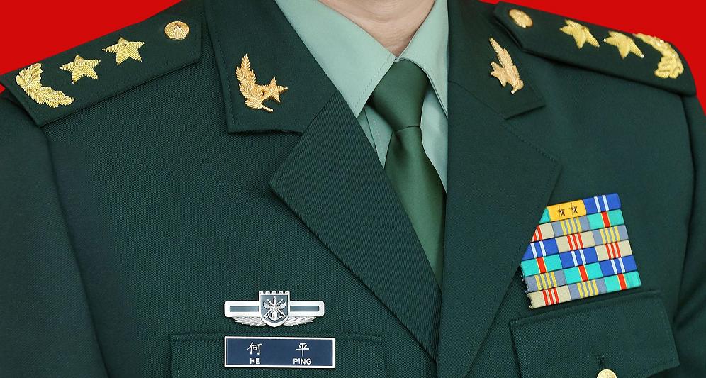 教你如何识别我军军官的级别大小，只看胸前的资历章就行了