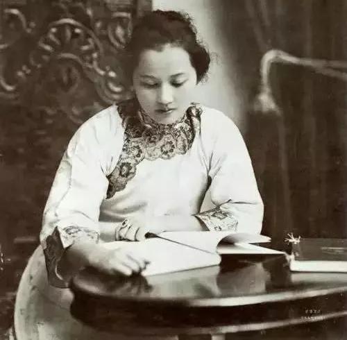 毛主席逝世追悼会上，举国致哀站立吊唁，为何有一人会坐着参加？