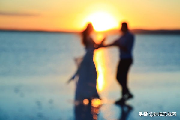 拍婚纱照全买还是只挑套餐,拍婚纱照与办酒席哪个好