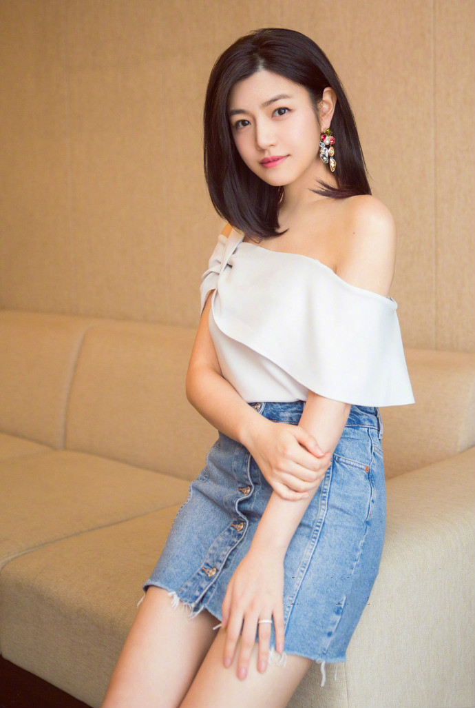 适合圆脸的中分发型,比较适合圆脸的中分发型