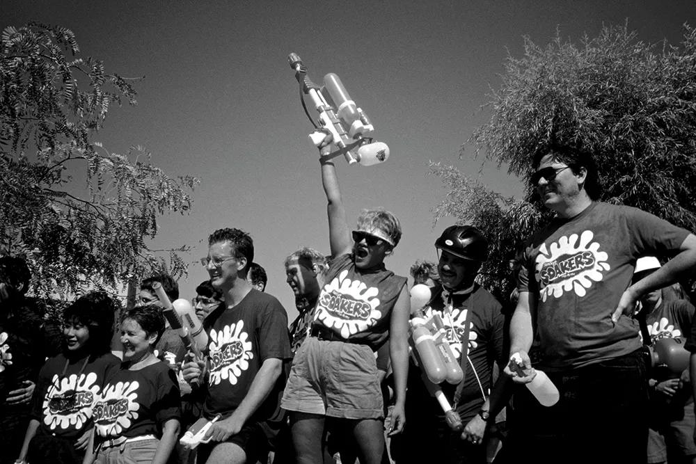 新书 | 首次曝光！“*底卧**”15年拍下250000张照片，他只选了这100张