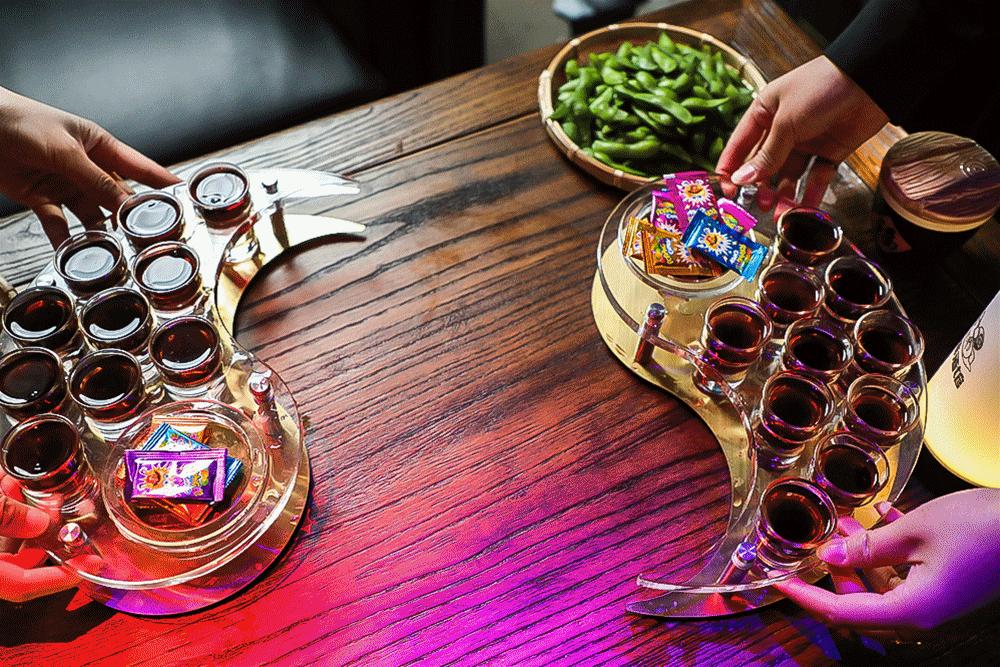 成都贰麻酒馆点啥酒,成都爆火的贰麻酒馆携手泸州老窖