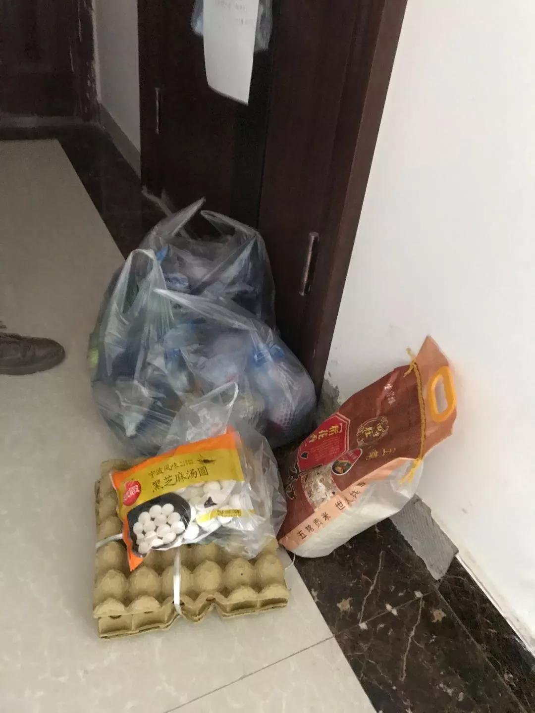 雪夜寒风送汤圆疫情防控暖人心,疫情期间千家万户送温暖