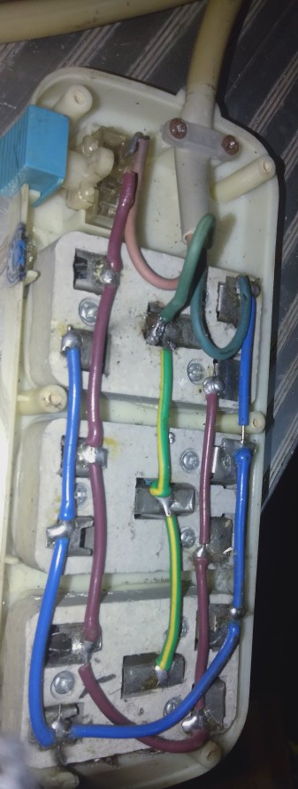 带开关灯头插座里面构造,四方形插座按钮内部构造