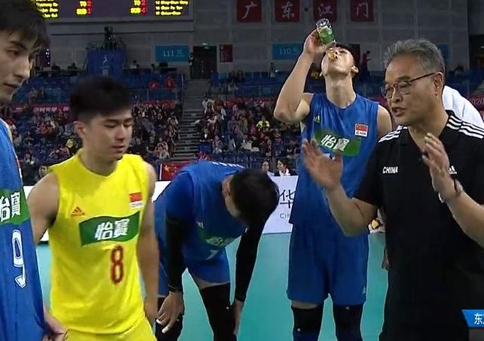 中国男排在主场被连续误判！65岁老帅感谢球员，没有放弃比赛