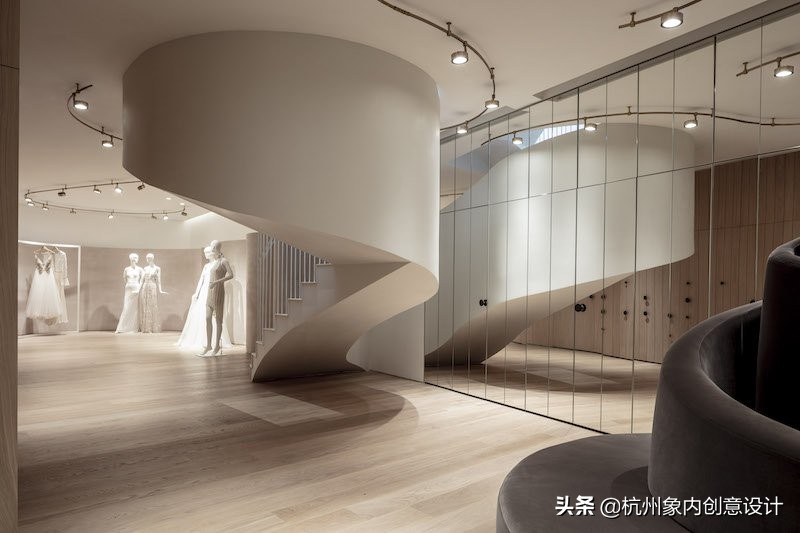 特拉维夫的婚纱精品店，柔和曲线与精致设计