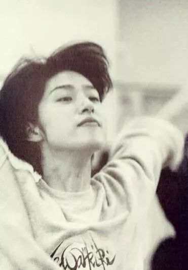 宝冢歌剧团男役可爱片段,宝冢歌剧团男役展示魅力