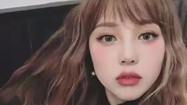 吴昕巴黎三套露肩装,吴昕妆容