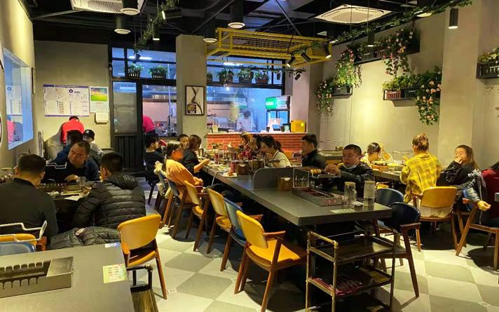 全自动无烟烧烤桌厂家怎么选择呢,自动旋转烧烤炉家用无烟