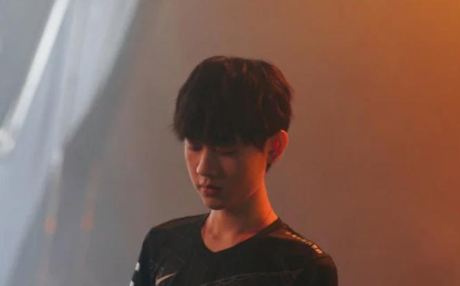 RNG小明因纪录片动怒，表达的意思被曲解，官方故意的？