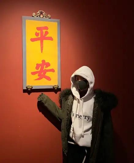 少年的你易烊千玺尾随保护周冬雨,易烊千玺周冬雨少年的你壁咚花絮