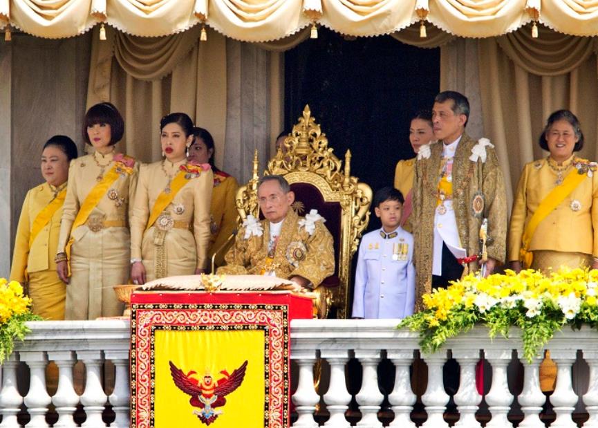 三王子眼镜造型好帅，获得美国医学博士学位，16岁提帮功比不了