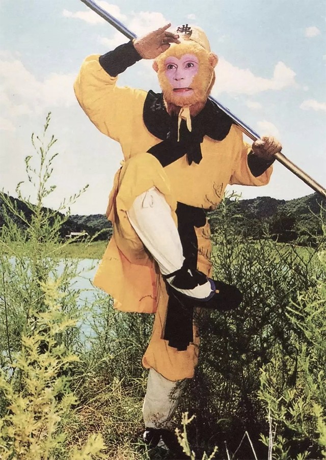 为钱反咬恩师，好友葬礼宣传新剧，六小龄童：完美诠释人如何变猴