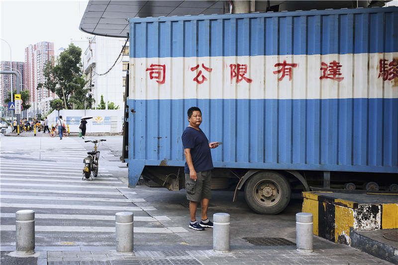 粤港线上的卡车司机：经历过90年野蛮生长的暴利时代，经历了香港货运吞吐下滑，如今却在担心老无所依