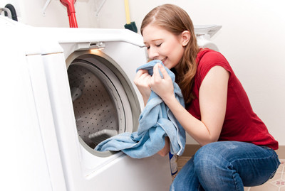 白色衣服被黑色衣服染上怎么洗掉,无论衣服上染上什么东西都能洗掉