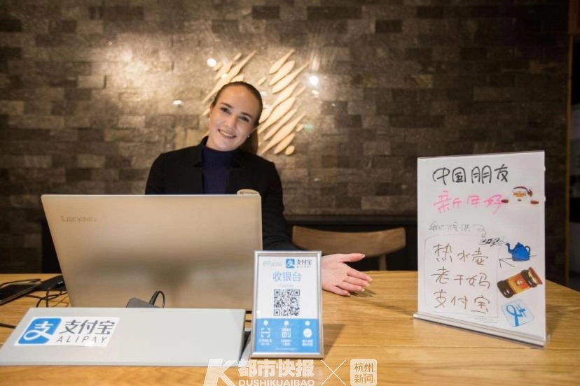 出生在西湖边的这个“伢儿”今天15岁了！杭州人的生活因它而改变