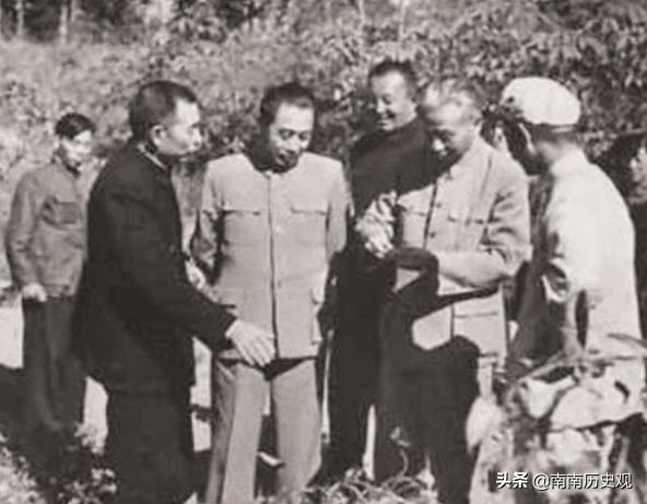 他是大军区政委，55年没被授衔，后来地位高过元帅，官至正国级