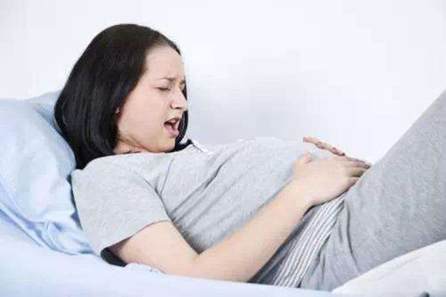 胎儿在孕妈肚子里抖动是怎么回事？可不是你以为的胎动，别弄错了