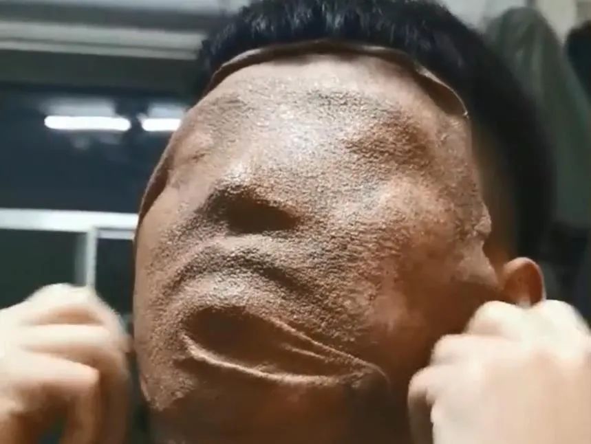 男生敷面膜似兵马俑,男生敷面膜室友乐翻称像兵马俑