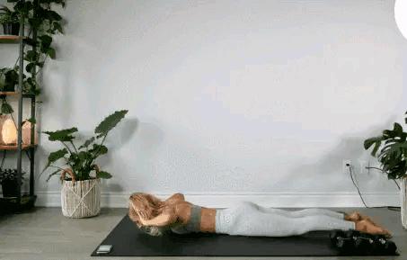 含胸驼背肩内扣？5个动作来改善，让你身姿挺拔，体态年轻