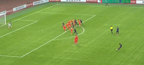 国足一场比赛三个失误名场面,国足1:3名场面