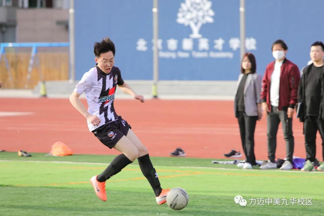 绿茵梦想骄阳下的热血足球赛上演,青春飞扬豪情篮球赛